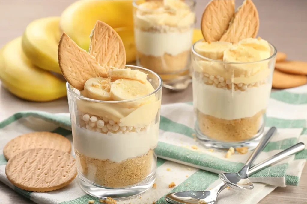 Step-by-step collage of thickening banana pudding from runny to creamy consistency, finished with garnished banana slices and vanilla wafers.